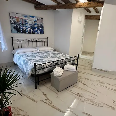 Ca Lucia Canal View Venedig
